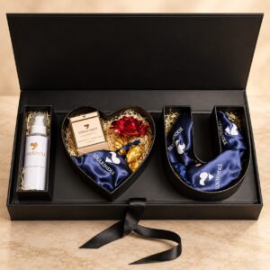 Geöffnete SoulKindle Date Night Box in Schwarz mit vollständig arrangiertem Inhalt