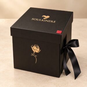 Schwarzer SoulKindle Date Night Cube mit goldener Prägung