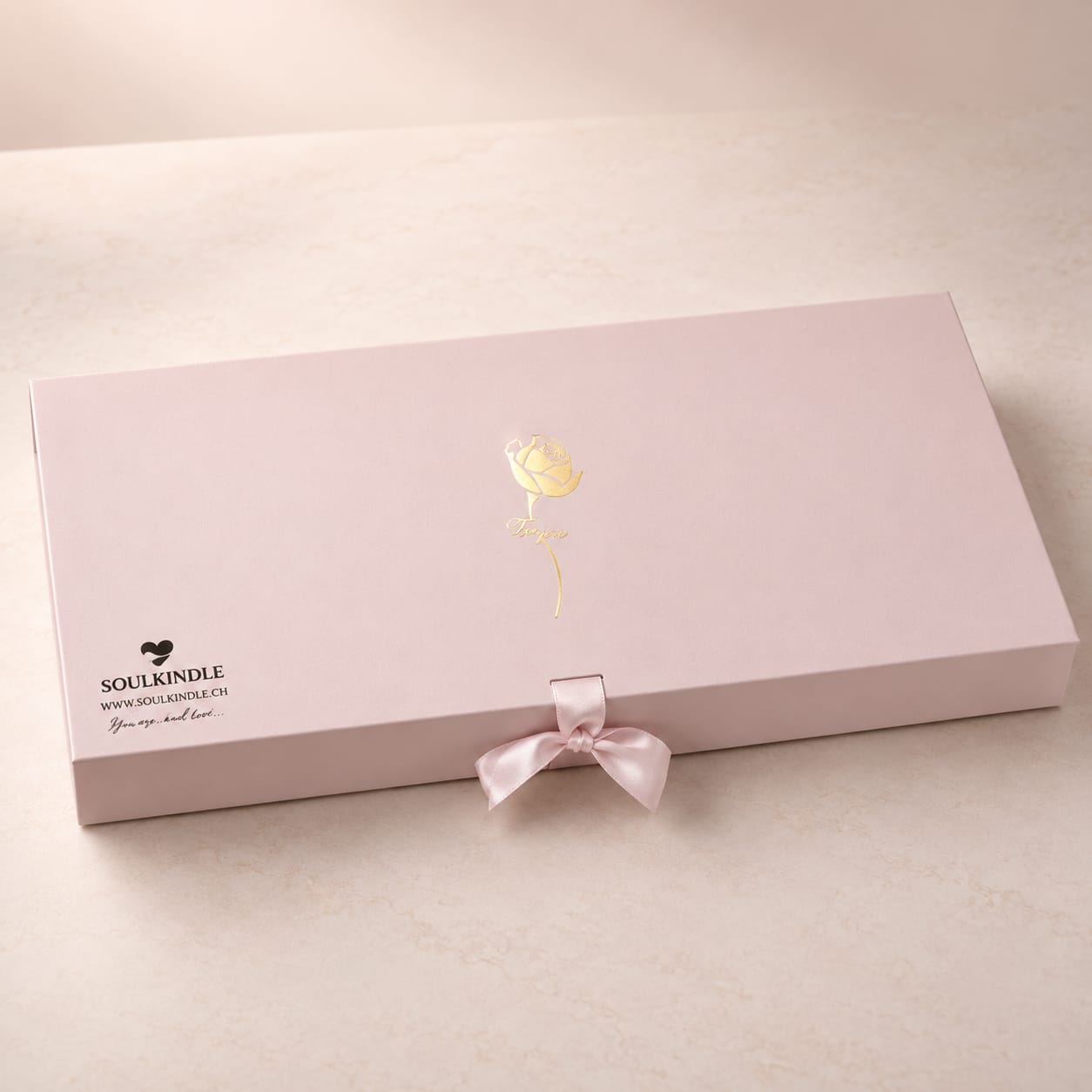 Geschlossene rosa SoulKindle Rose Box mit Schleife