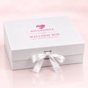 Geschlossene SoulKindle Wellness Box in Weiss mit rosa Logo und weisser Schleife
