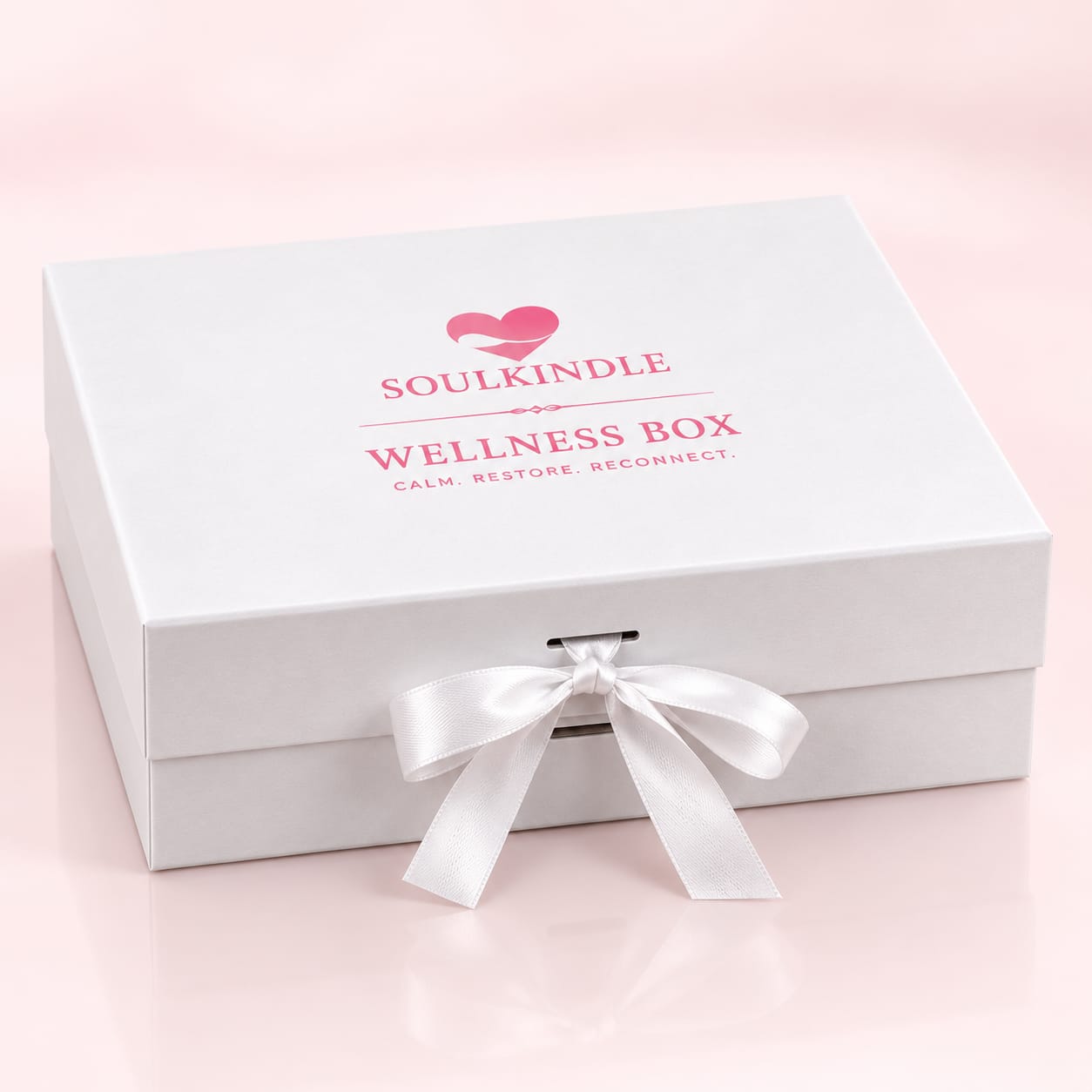 Geschlossene SoulKindle Wellness Box in Weiss mit rosa Logo und weisser Schleife